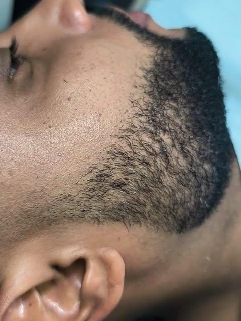 Primer plano de una barba perfilada