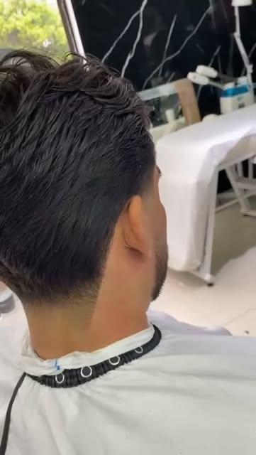 Corte en la nuca con capa de barbería