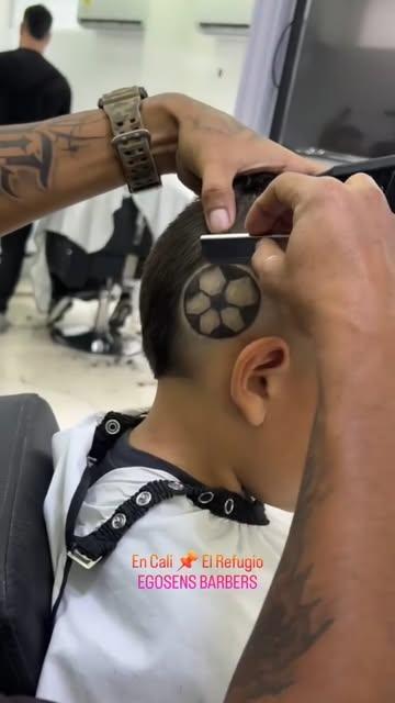 Diseño con máquina en la cabeza de un cliente