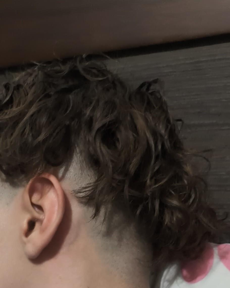 Corte con rizos definidos y degradado