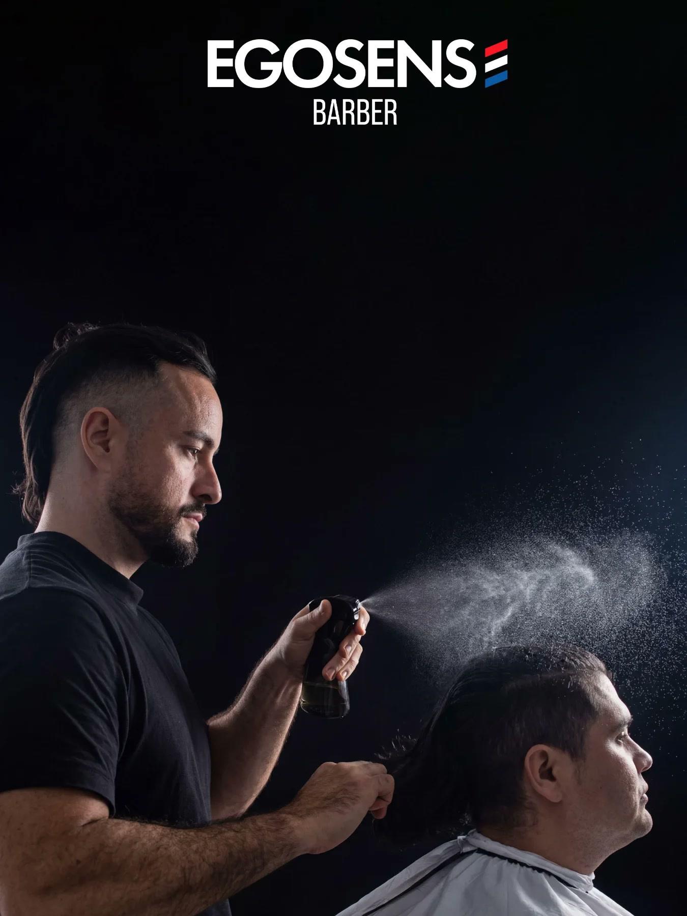 Barbero de EGOSENS dando el toque final con spray a un cliente